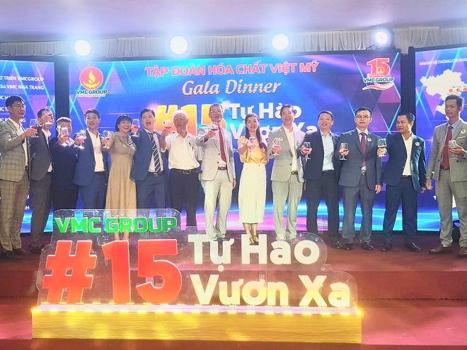 Ban lãnh đạo tập đoàn tại lễ kỷ niệm 15 năm thành lập.