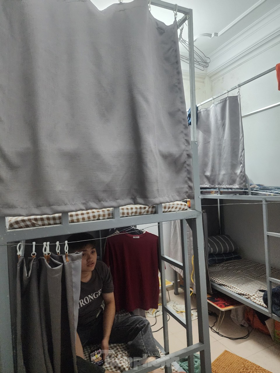 Close-up of a room with bunk beds and sleeping boxes at risk of fire and explosion in Hanoi, photo 5