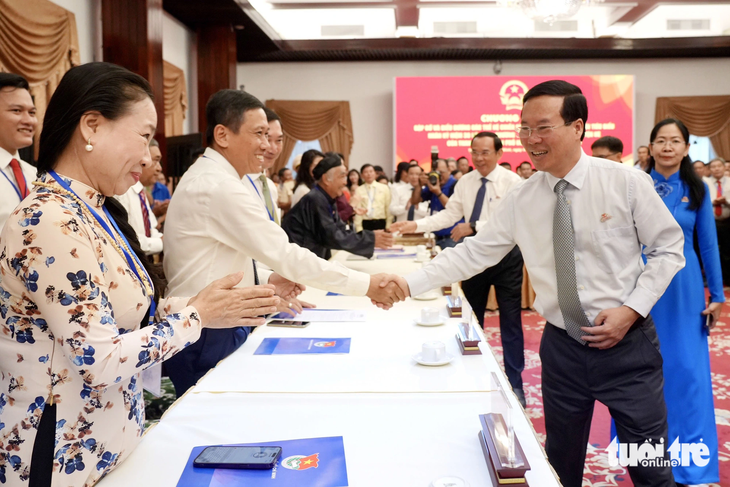 Le président rencontre et félicite les volontaires d'été typiques à Ho Chi Minh-Ville