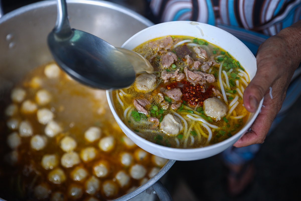 ร้านก๋วยเตี๋ยวเนื้อราคา 10,000 ดอง ขายได้ 1 ชั่วโมงในไซง่อน