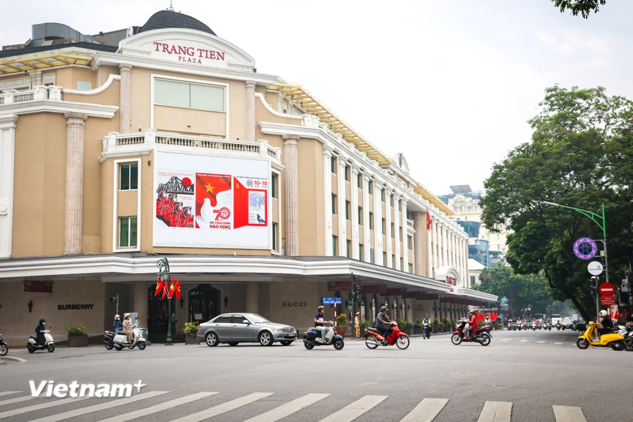 (Photo) Hà Nội trang hoàng đường phố chào mừng 70 năm giải phóng Thủ đô