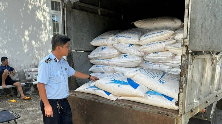 Die Tay Ninh Market Management Force entdeckte und beschlagnahmte im Dezember 2023 in der Stadt Trang Bang in der Provinz Tay Ninh 6.400 kg geschmuggelten weißen Zucker.