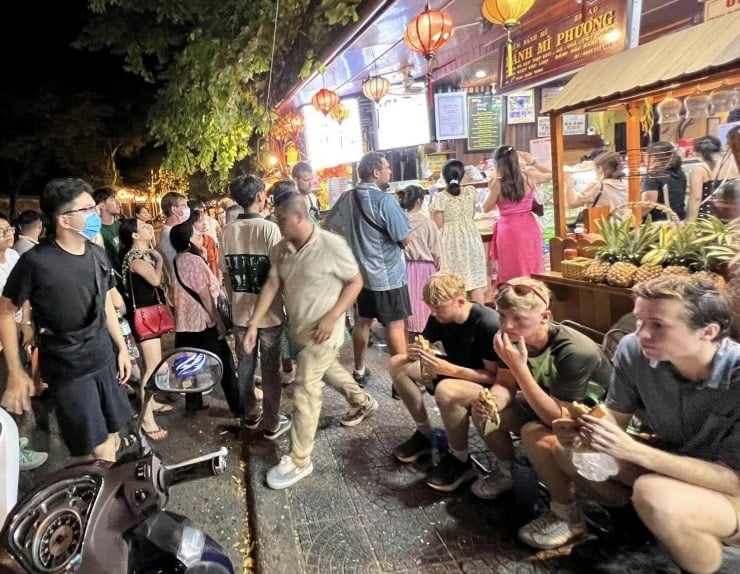 Banh mi Phuong is a culinary brand loved by many tourists when coming to Hoi An. Photo: Hoang Bin.