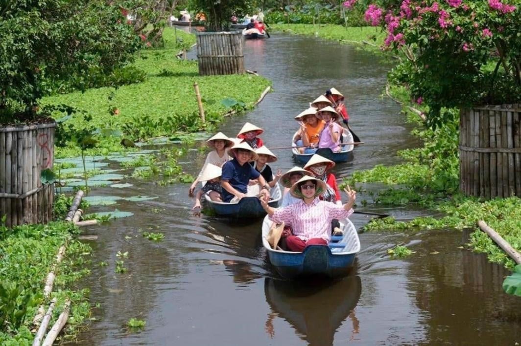 Nhẹ tênh chiếc thuyền tiêu dao trên con nước