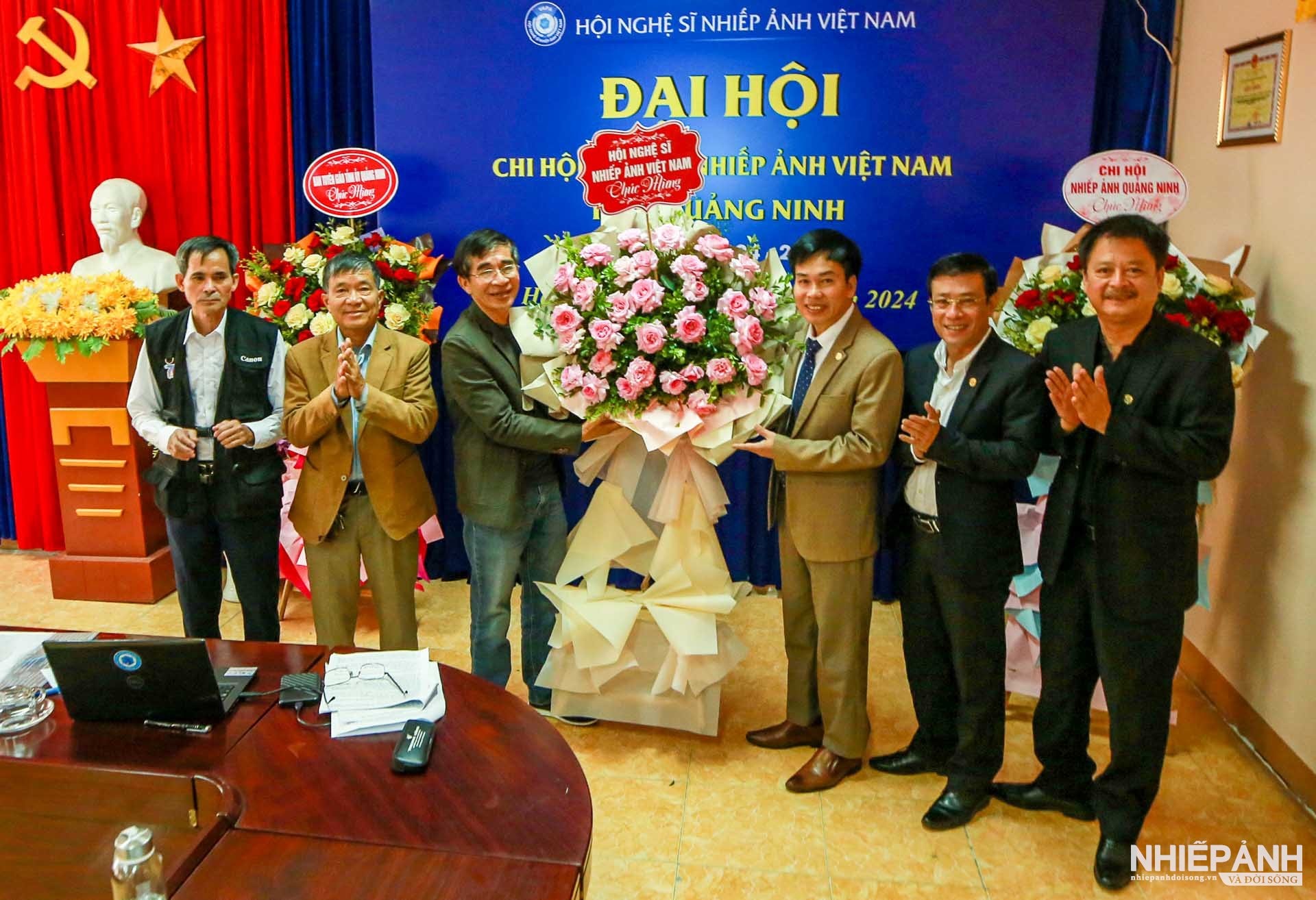 W_dai-dien-lanh-dao-hoi-nsna-viet-nam-tang-hoa-chuc-mung-dai-hoi_1.jpg