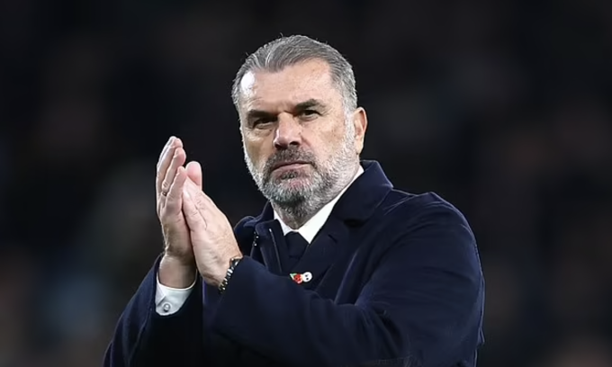 HLV Postecoglou tri ân khán giả Tottenham sau trận thua Chelsea trên sân Tottenham Hotspur, thành phố London, vòng 11 Ngoại hạng Anh tối 6/11/2023. Ảnh: Reuters