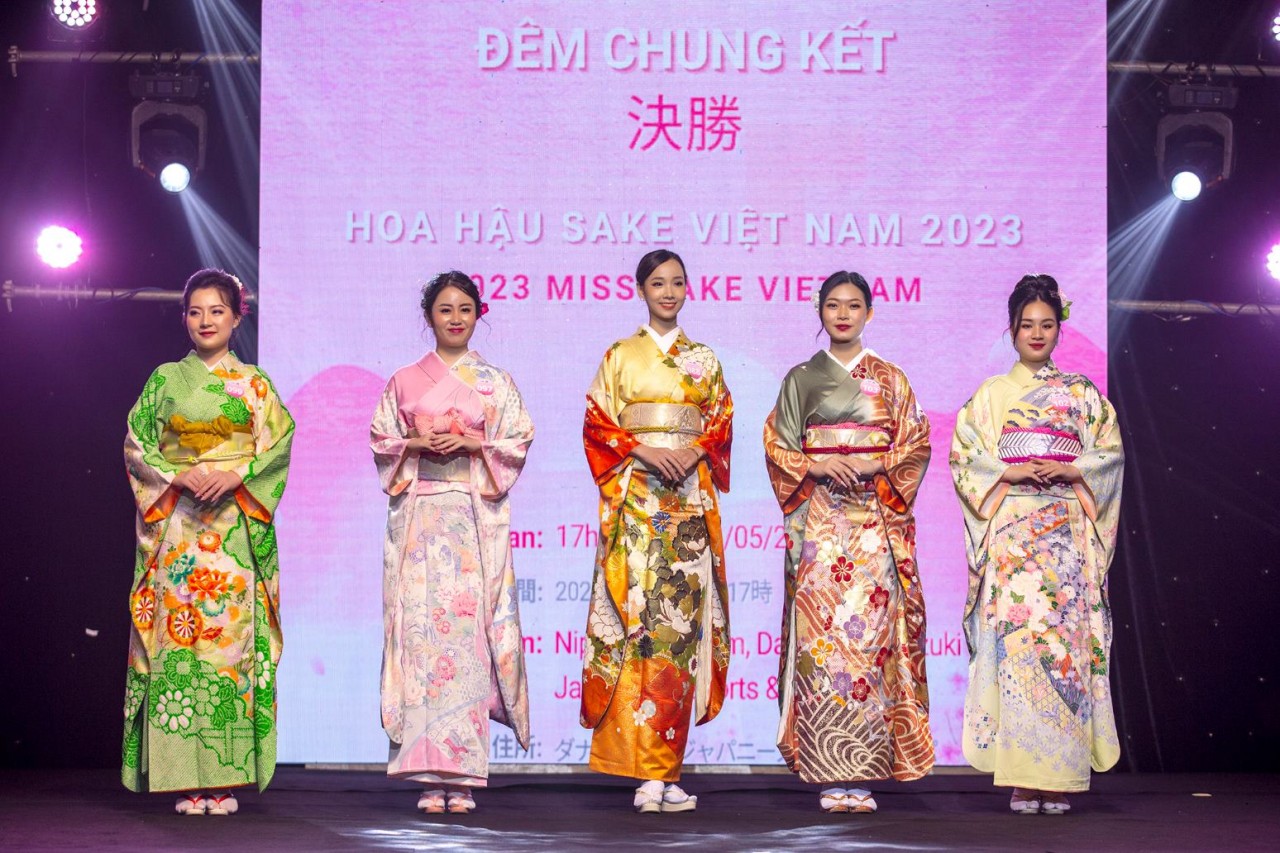 ミス・サケ・ベトナムがファム・ティエン・ガさんの名前を呼ぶ Miss Sake Vietnam gọi tên Phạm Thiên Nga