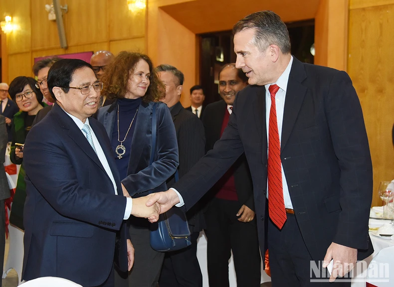 Le Premier ministre Pham Minh Chinh a organisé une réception pour les sponsors et les entreprises étrangères à l'occasion de la traditionnelle fête du Nouvel An. Photo 1