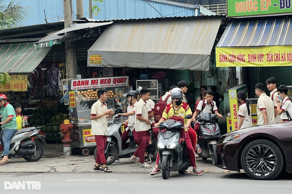 Liên tục bị xử phạt, học sinh Bình Dương vẫn chạy xe máy đến trường - 2