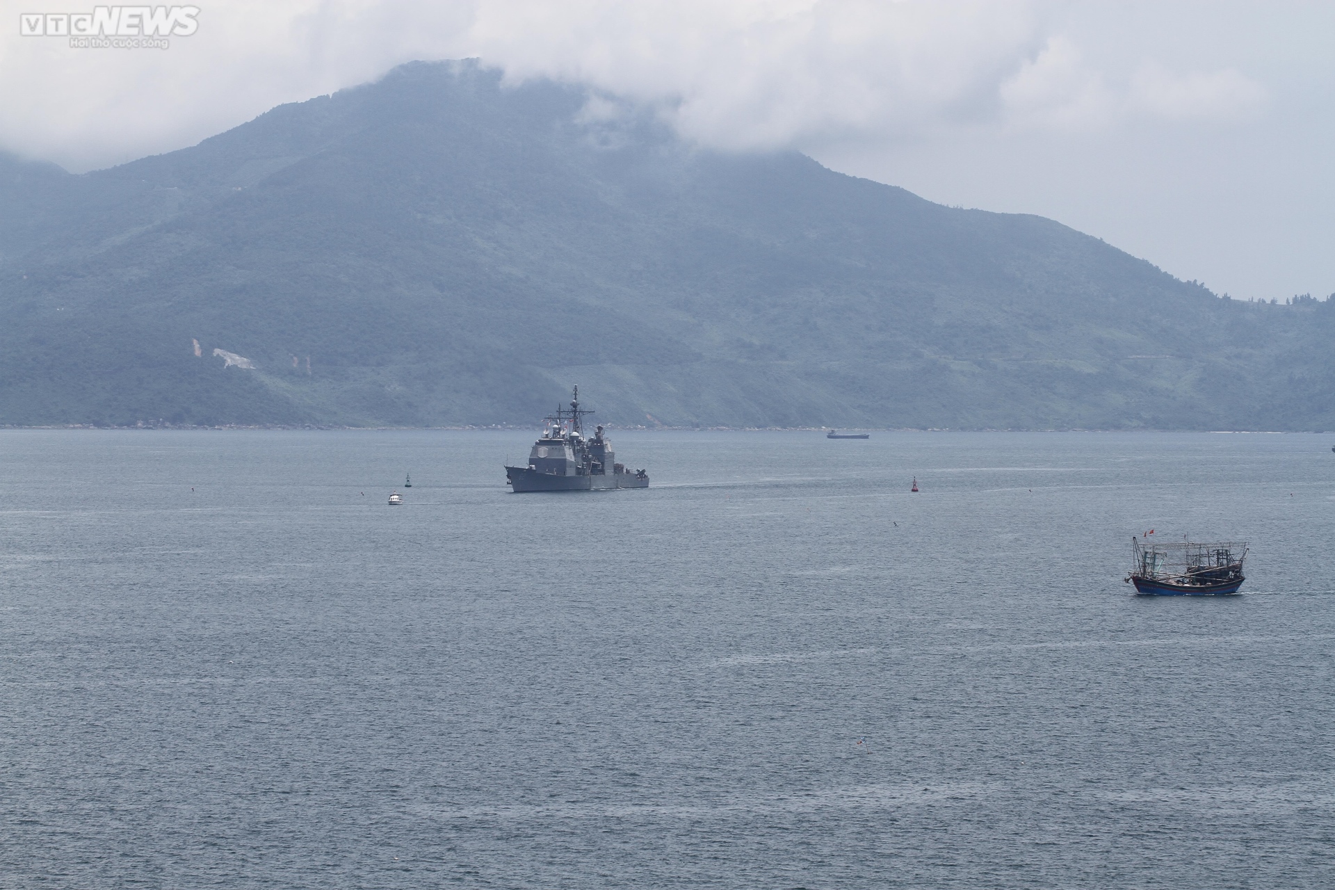 El portaaviones estadounidense USS Ronald Reagan atraca en el puerto de Da Nang - 9