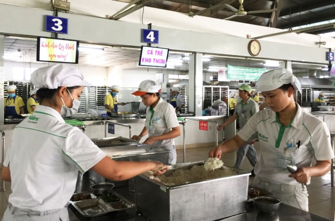 Nidec Vietnam Arbeiter während der Essenszeit. Foto: An PhuongNidec Vietnam Arbeiter während der Essenszeit. Foto: An Phuong