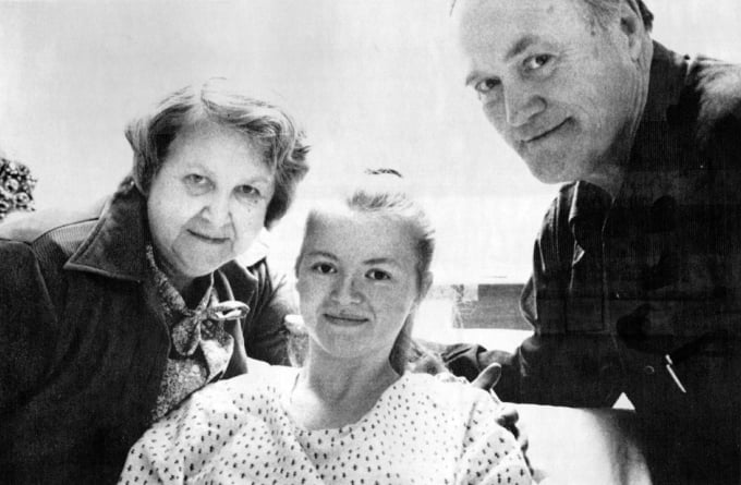 Jean Hilliard, ở giữa, nằm trong bệnh viện Fosston, Minn, sau khi cô sống sót thần kỳ vào tháng 12 năm 1980. Ảnh: MPR News