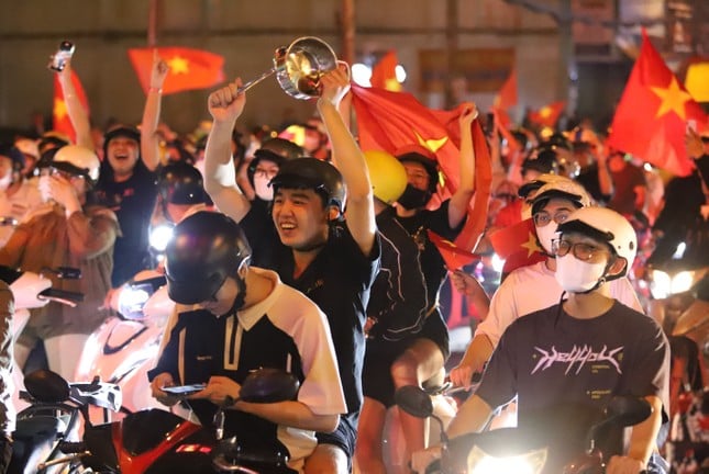 ホーチミン市のファンが「超暑い」夜通し祝う様々な方法（写真4）