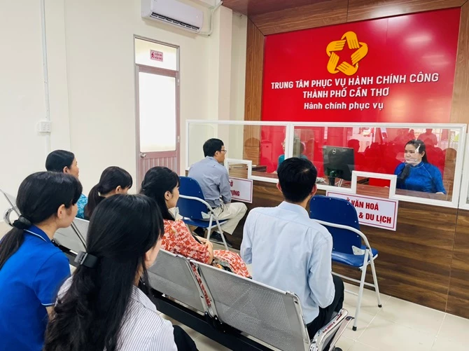 Người dân đến làm thủ tục hành chính tại Trung tâm Phục vụ hành chính công TP Cần Thơ.