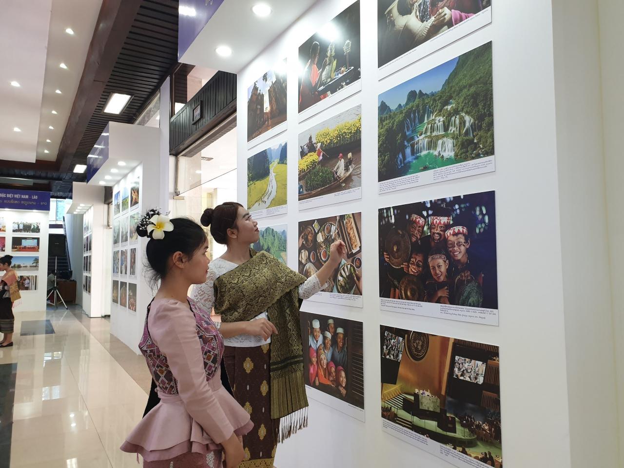 งานแถลงข่าวเปิดนิทรรศการภาพถ่าย 'ประวัติศาสตร์มิตรภาพและความสามัคคีพิเศษระหว่างเวียดนามและลาว'