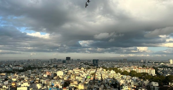 Aparecen muchas nubes oscuras pero la lluvia aún no ha llegado a Ciudad Ho Chi Minh