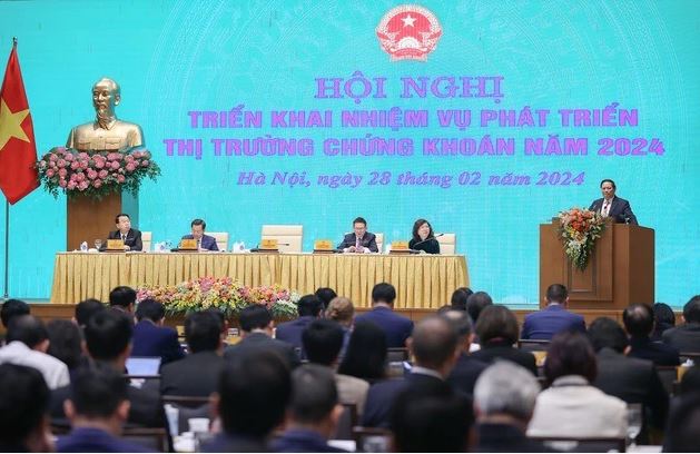 Thủ tướng yêu cầu khẩn trương nâng hạng thị trường chứng khoán Việt Nam - Ảnh 1.