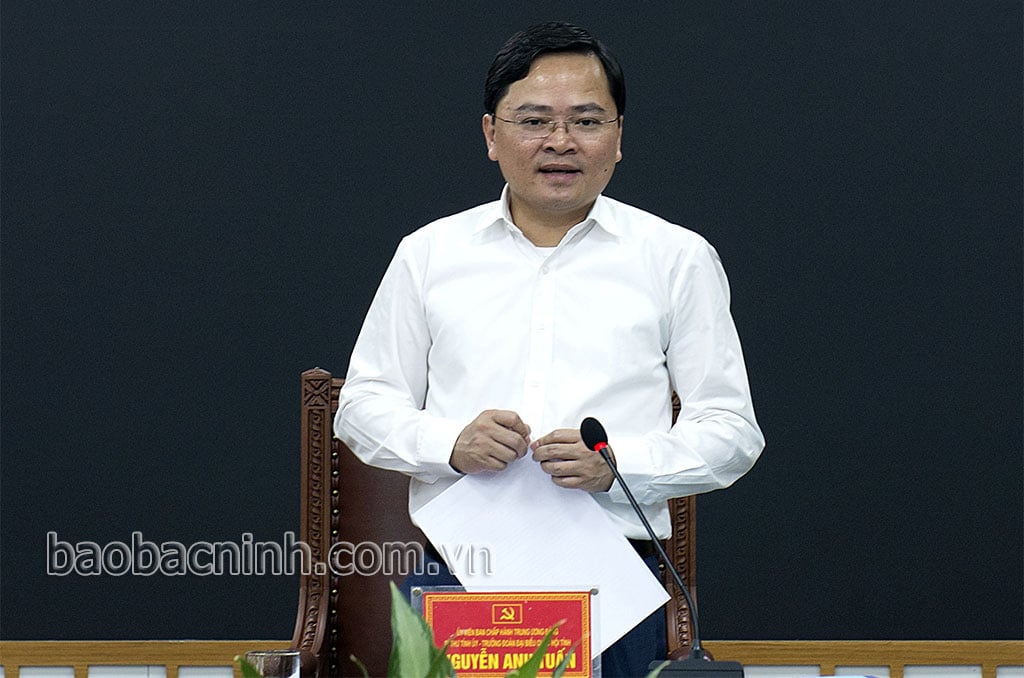 Provincial Party Secretary Nguyen Anh Tuan works with the Party Committee of the Department of Transport