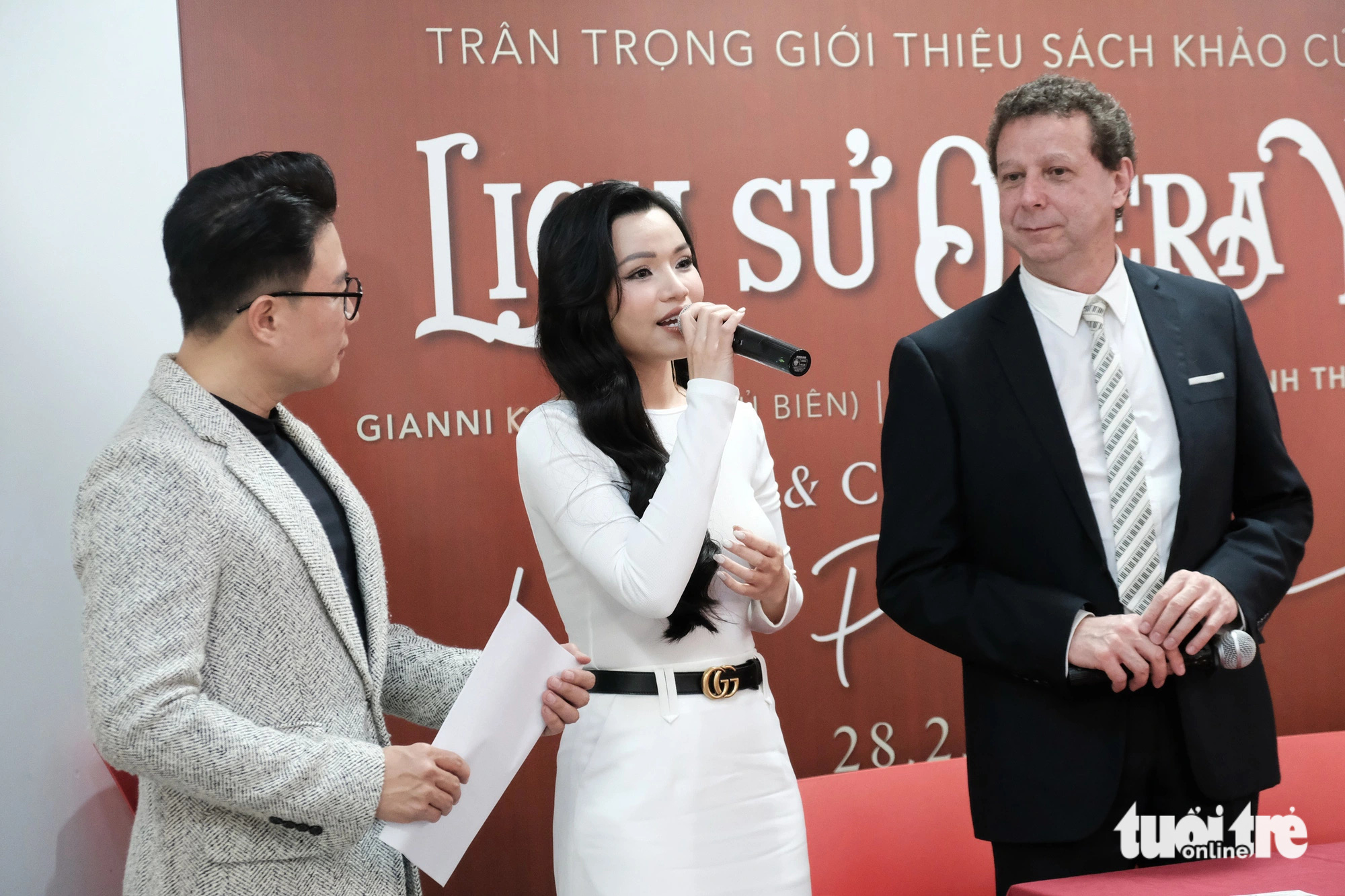 Hiền Nguyễn Soprano (giữa) và GS Gianni Kriscak chia sẻ tại họp báo - Ảnh: ĐẬU DUNG