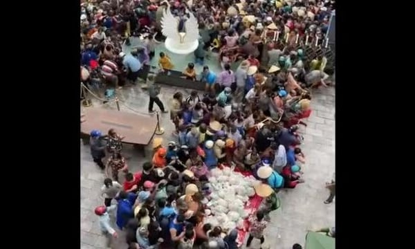 Crowd chaos while waiting for charity gifts