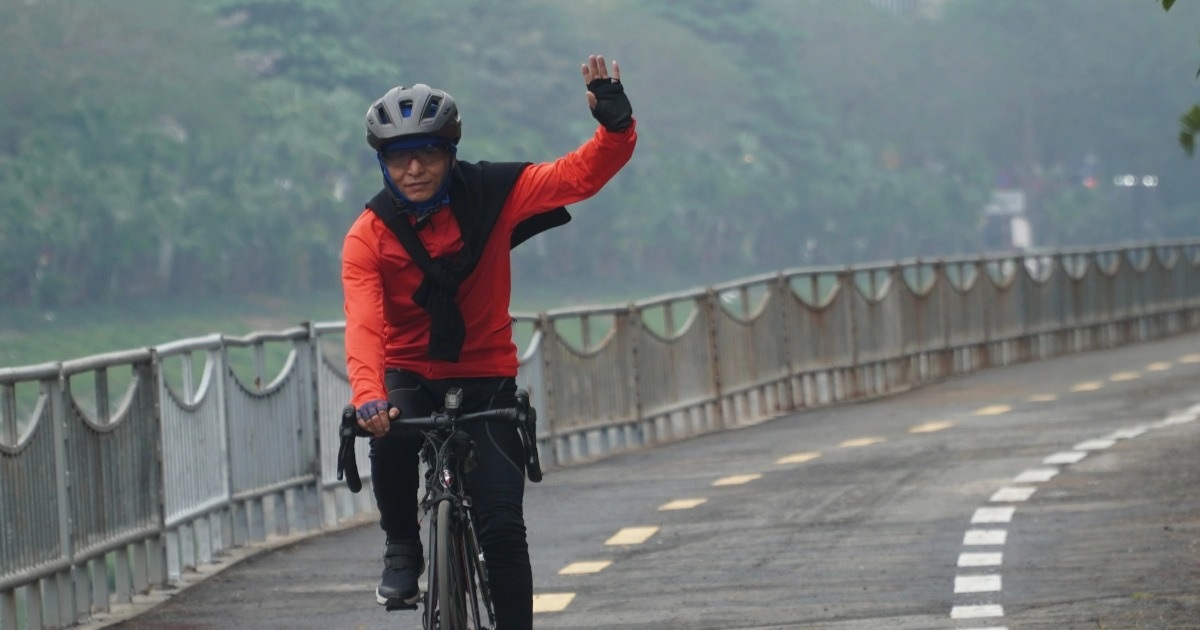 Menschen erleben die erste Fahrradroute in Hanoi