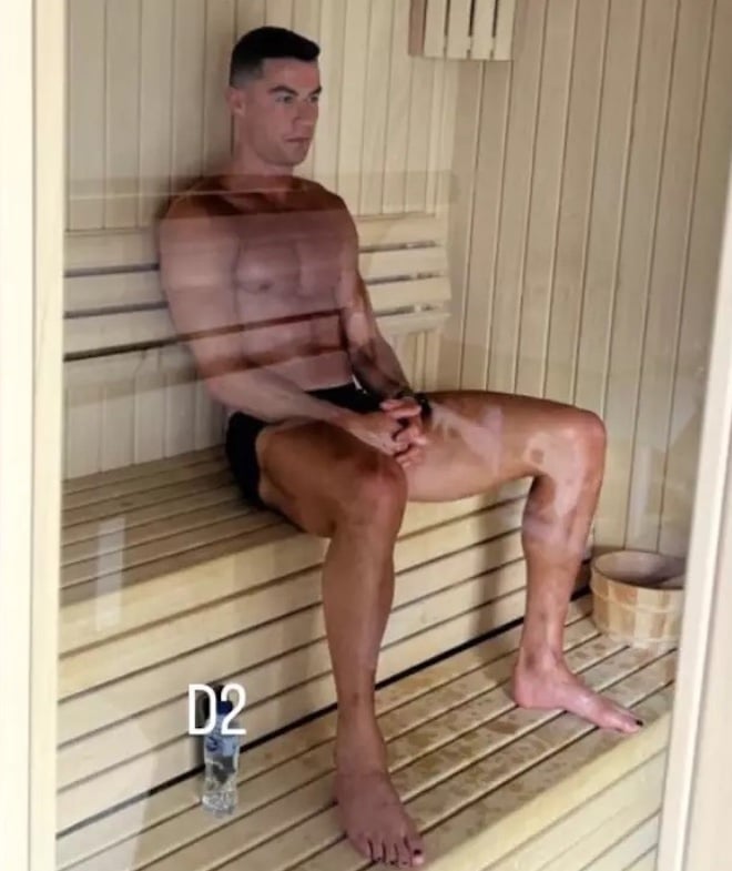 The mystery of Cristiano Ronaldo's black painted toenails - 1