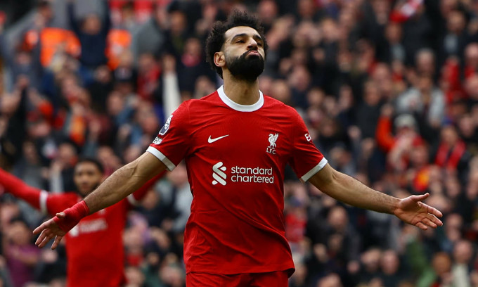 يحتفل المهاجم محمد صلاح بالهدف الحاسم الذي ساعد ليفربول على الفوز 2-1 على برايتون في أنفيلد، بالجولة 30 من الدوري الإنجليزي الممتاز في 31 مارس 2024. الصورة: رويترز