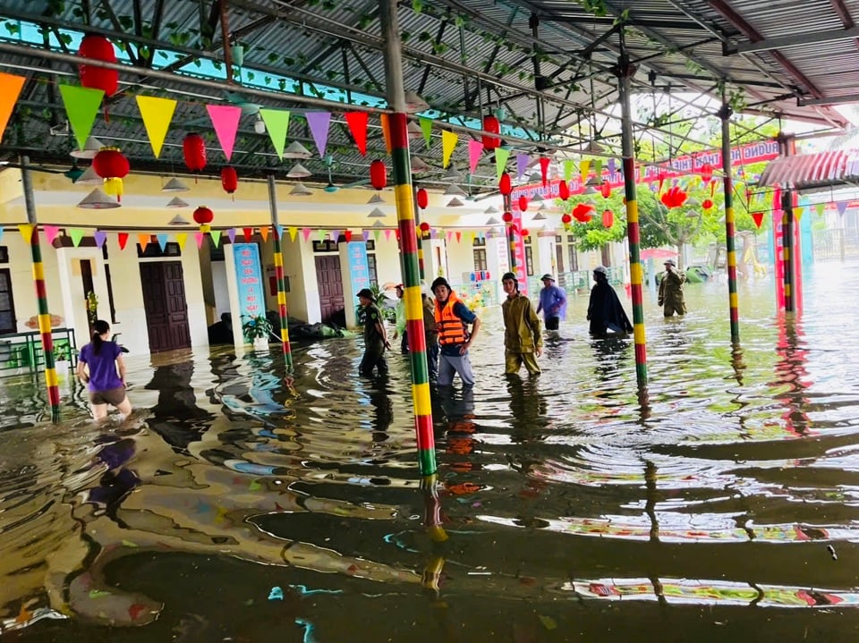 Nhiều trường chưa thể tổ chức cho học sinh học trực tiếp do ngập úng.