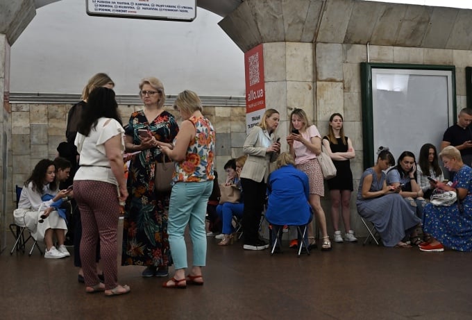 ประชาชนหลบภัยในสถานีรถไฟใต้ดินระหว่างการโจมตีทางอากาศในกรุงเคียฟเมื่อวันที่ 16 มิถุนายน ภาพ : เอเอฟพี