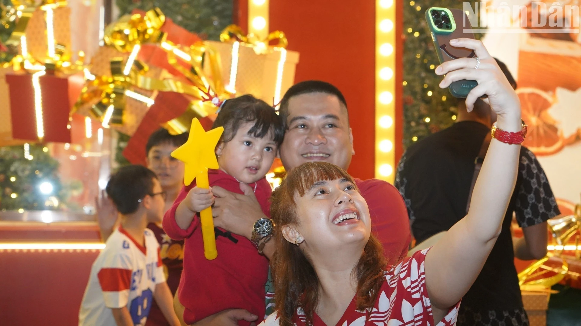[Photo] Bustling Christmas Eve atmosphere in Ho Chi Minh City photo 2
