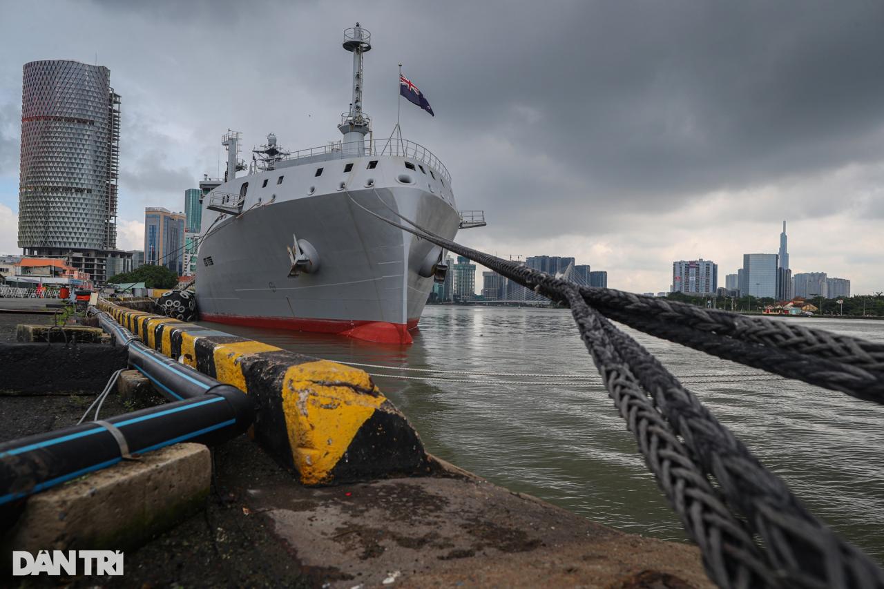 Ein Schiff der Royal New Zealand Navy legt im Hafen von Saigon an.