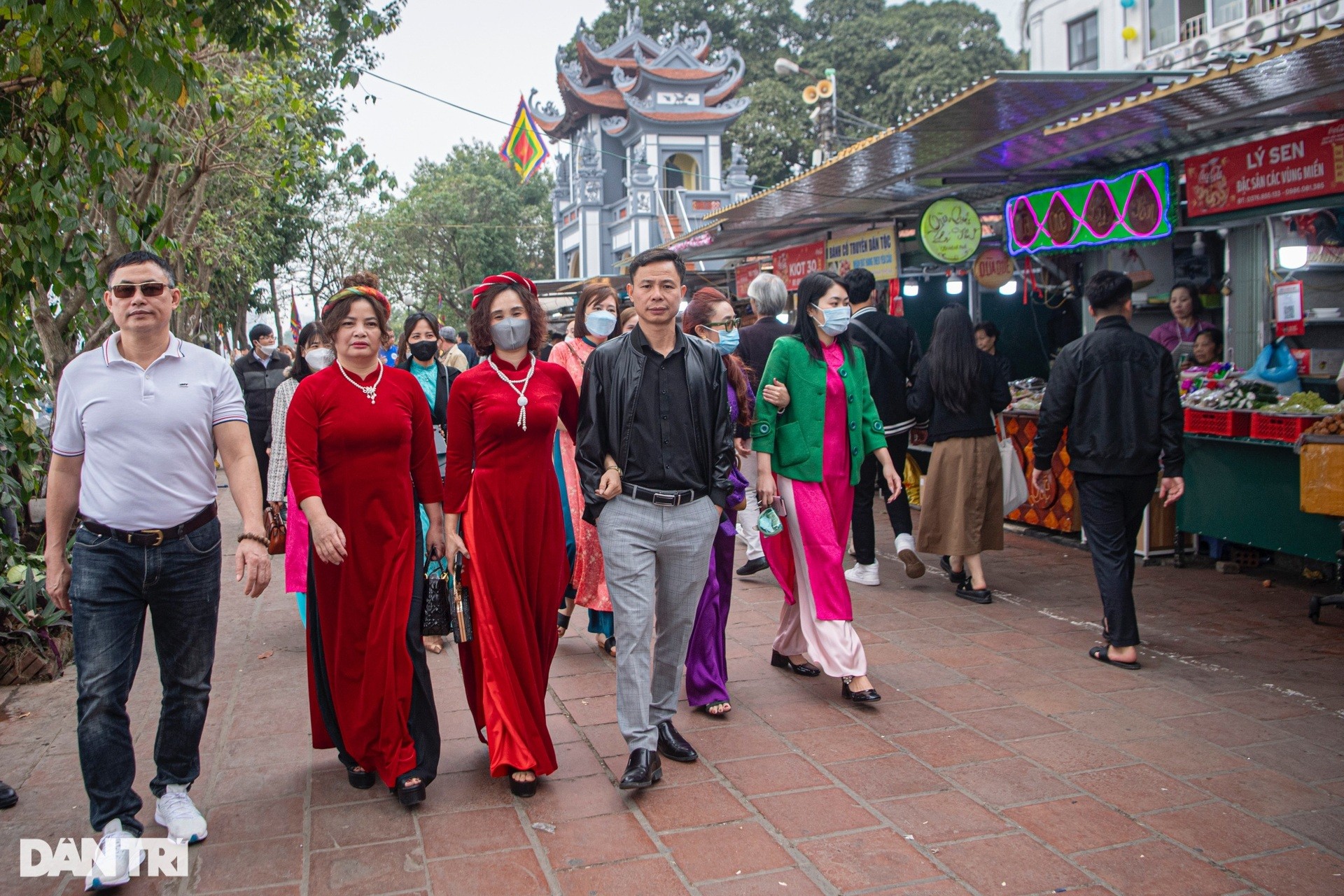 On the first day of work, Tay Ho Temple was packed with people offering prayers, tourists jostled to find a way out photo 4