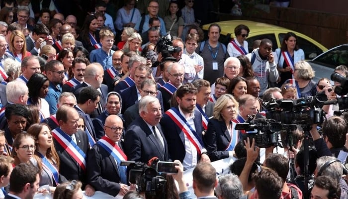 Alcaldes franceses celebran manifestación antidisturbios