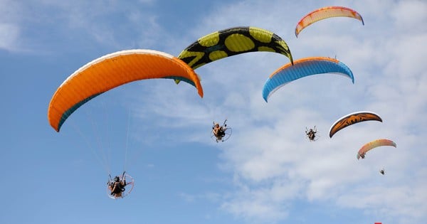 First paragliding performance held on Tam Giang lagoon