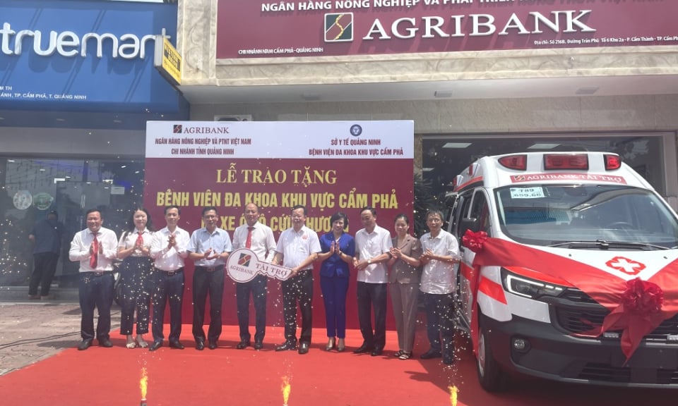 Donated 2 ambulances to the Provincial General Hospital and Cam Pha Regional General Hospital