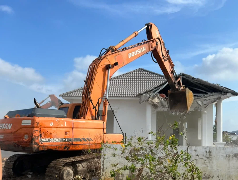 Démolition d'une construction illégale dans la zone 79 des villas de la ville de Phu Quoc