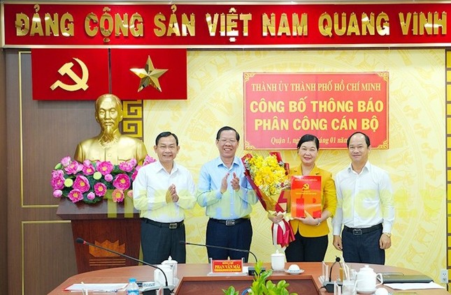Voorzitter van het Volkscomité van Ho Chi Minhstad, Phan Van Mai (tweede van links), overhandigt het besluit aan mevrouw Hoang Thi To Nga. Foto: Partijcomité van Ho Chi Minhstad