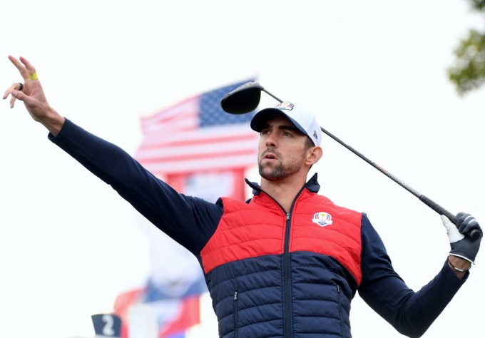 Michael Phelps đánh vòng pro-am trên sân Hazeltine National Golf Club, sân thi đấu của Ryder Cup. Ảnh: Reuters