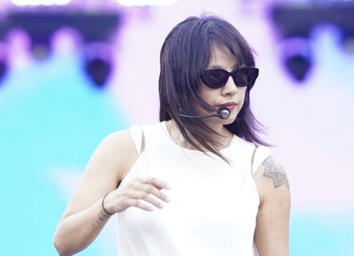 Lee Hyori rehearses stage with Vietnamese singers