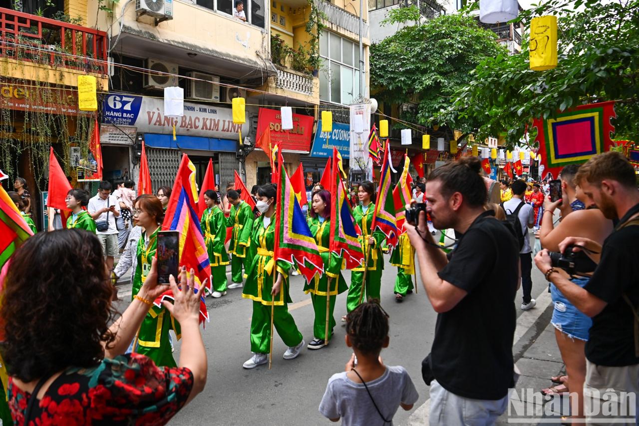 [Photo] Bustling traditional procession of Kim Ngan Communal House Festival photo 11