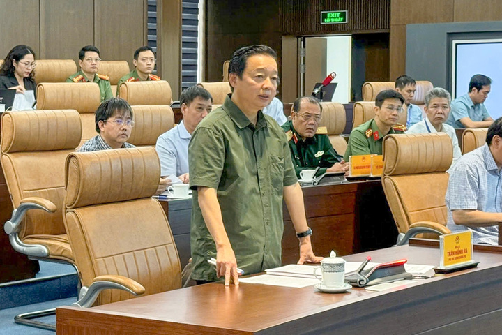 Der stellvertretende Premierminister Tran Hong Ha leitete eine Besprechung zur Reaktion auf den Sturm. (Foto: H. Van)