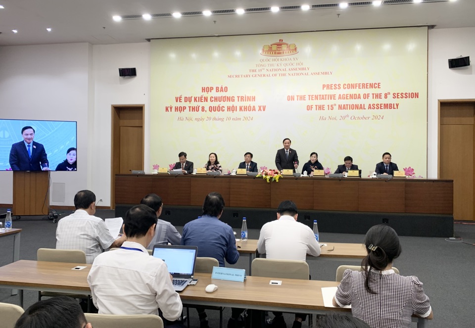 Vice Chairman of the National Assembly Nguyen Khac Dinh chaired the press conference. Photo: Hong Thai