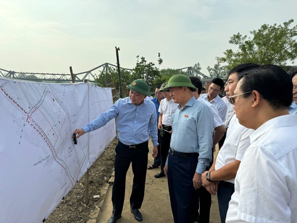 Before working with the People's Committee of Ba Dinh district, the monitoring team conducted a field survey at the riverside alluvial land in Phuc Xa ward.