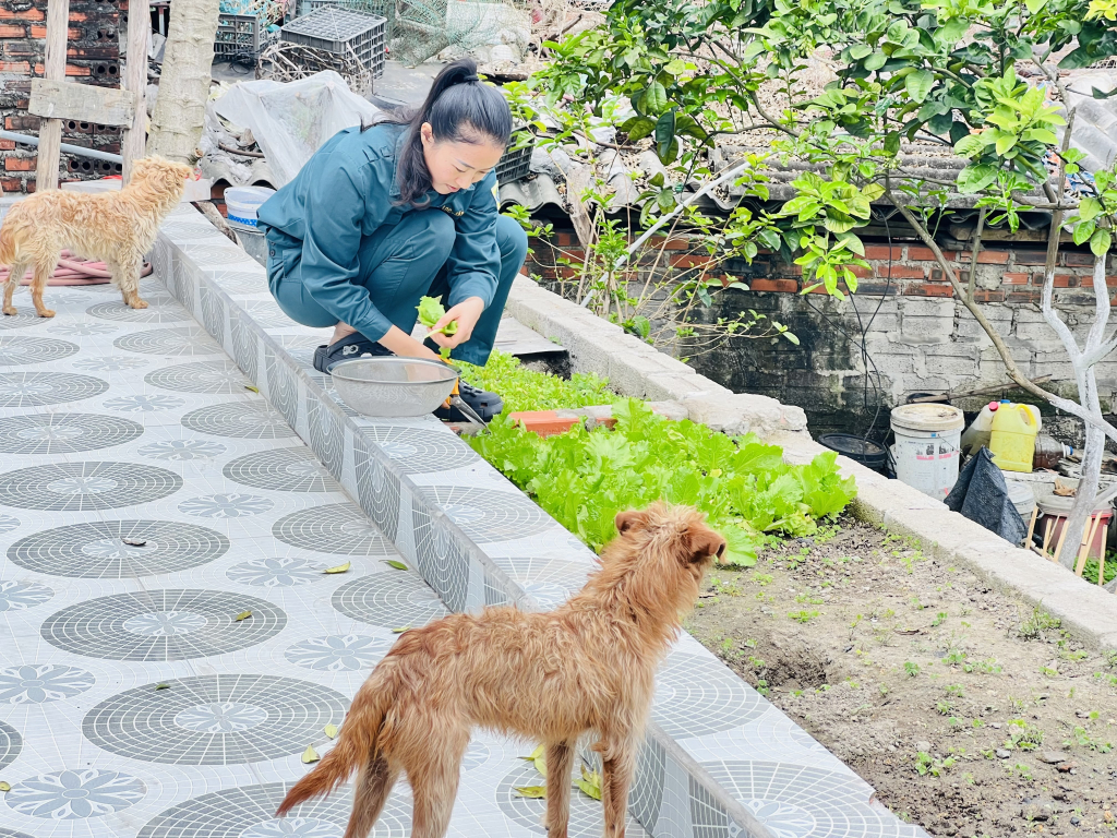 Chị Hoa đã yên tâm làm việc và chăm sóc gia đình.