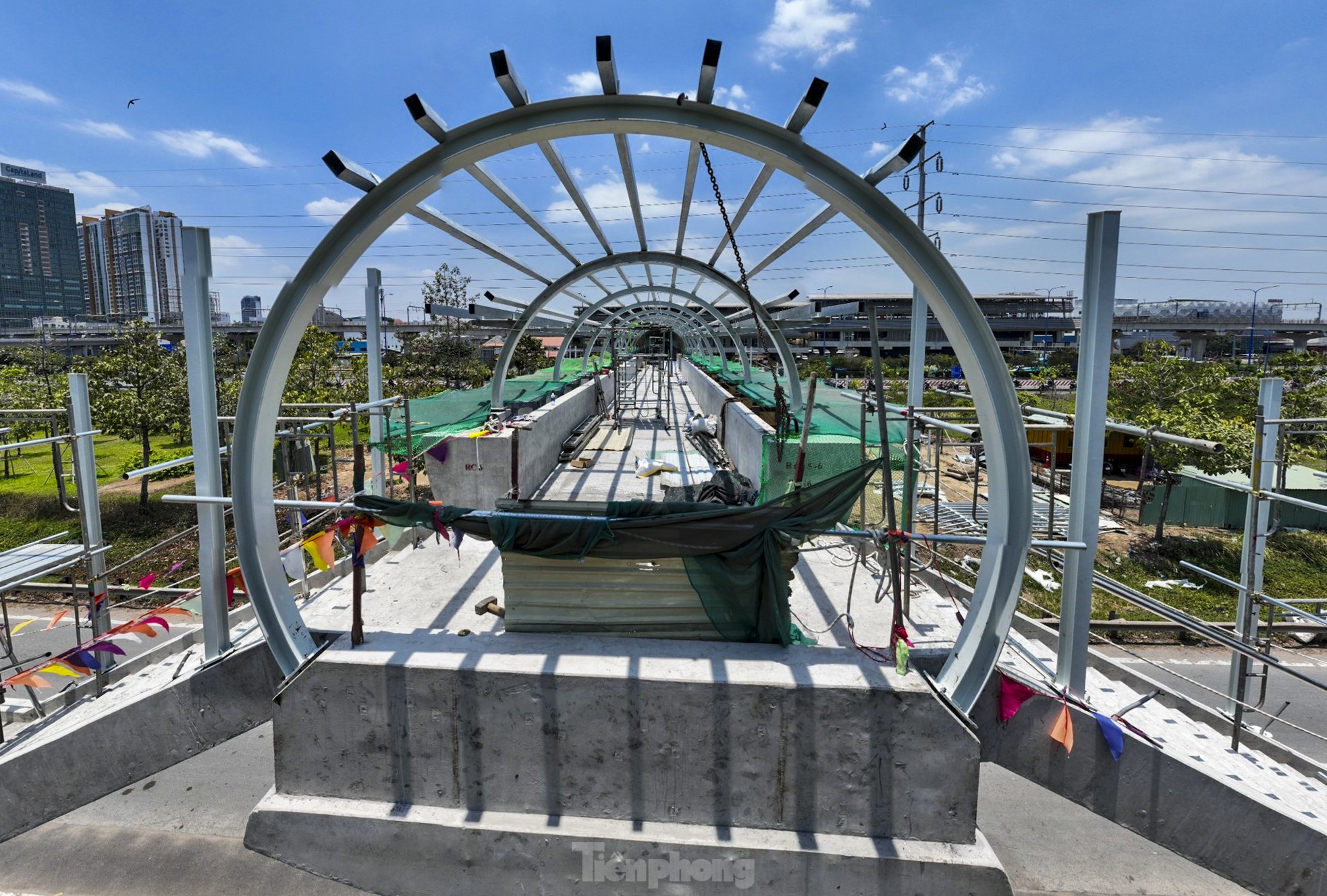 Baufortschritt der Fußgängerbrücke der U-Bahnlinie 1 in Ho-Chi-Minh-Stadt, Foto 4