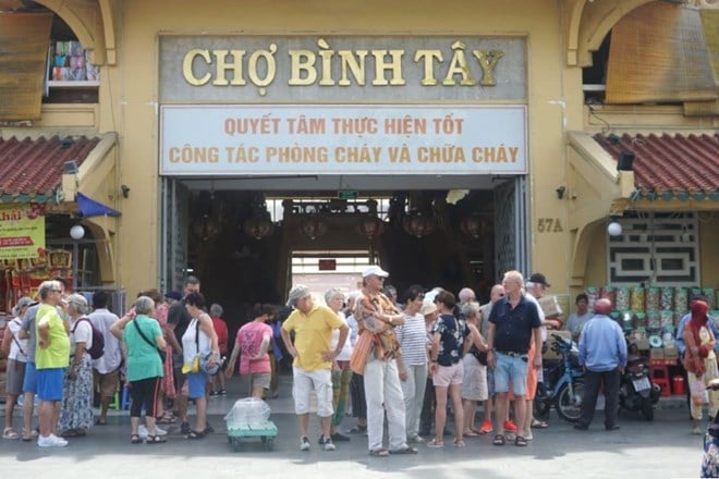 Ajetreados visitantes internacionales en el mercado mayorista de dulces más grande de la ciudad de Ho Chi Minh