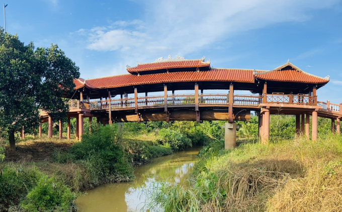 The tiled wooden bridge has the longest solid wooden beam in Asia. Photo: Nguyen Nam