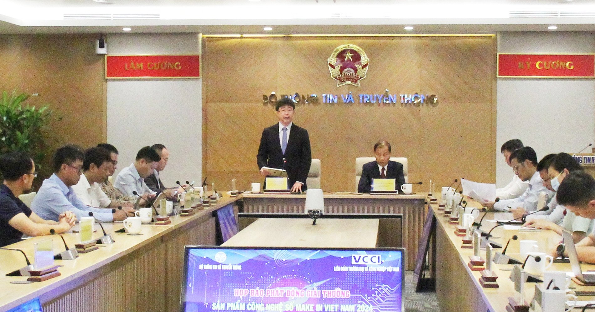 Launching the 'Make in Vietnam Digital Technology Product' Award in 2024