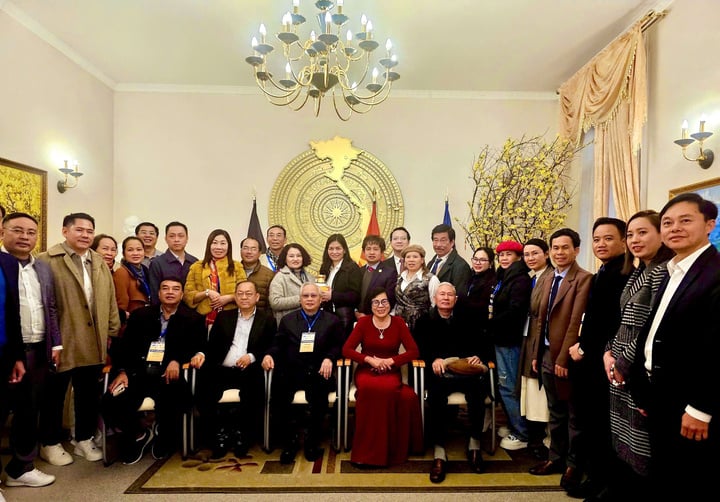 Dans le cadre du Sommet mondial sur la science et l'économie en Allemagne, la délégation vietnamienne a visité et travaillé à l'ambassade du Vietnam à Berlin.