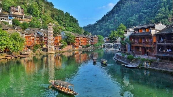 Name 10 attractive destinations in China